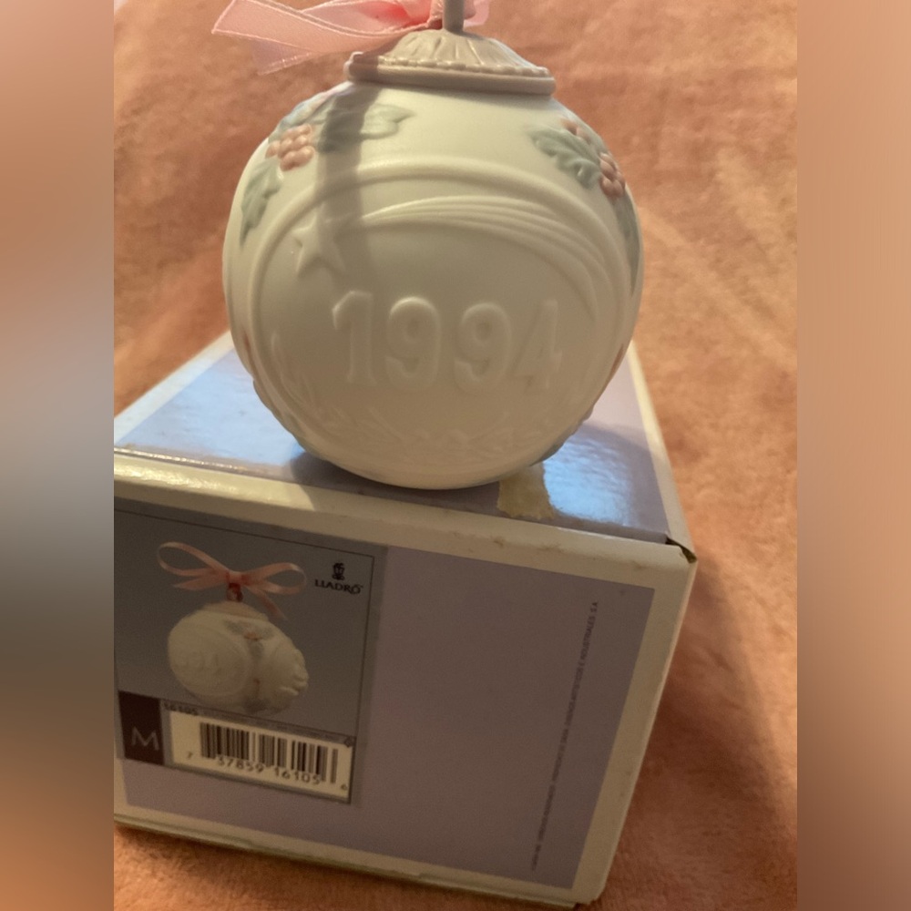 LLADRO #16105, 1994 CHRISTMAS BALL